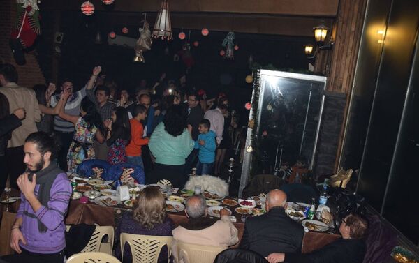 Humusluların bir kısmı kente bağlı ilçelerdeki büyük otel ve restoranlarda düzenlenen kutlamalara katıldı. - Sputnik Türkiye