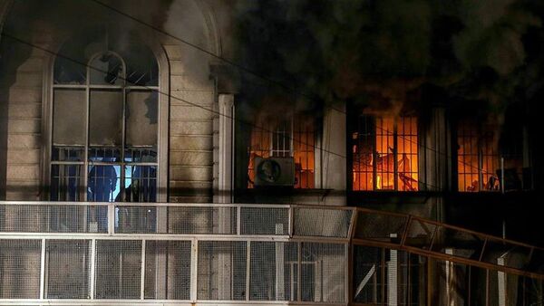 Suudi Arabistan'ın Tahran Büyükelçiliği ateşe verildi - Sputnik Türkiye