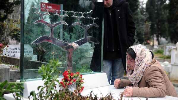 Berkin Elvan mezarı başında anıldı - Sputnik Türkiye