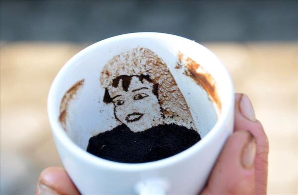 Kahve telvesinden resim yapıyor - Sputnik Türkiye