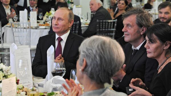 Rusya Devlet Başkanı Vladimir Putin- Sırp yönetmen Emir Kusturica - Sputnik Türkiye