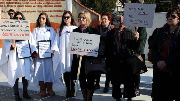 Kadınlar Bağdat Caddesi'nde gerçekleştirilen tecavüzü protesto etti. - Sputnik Türkiye