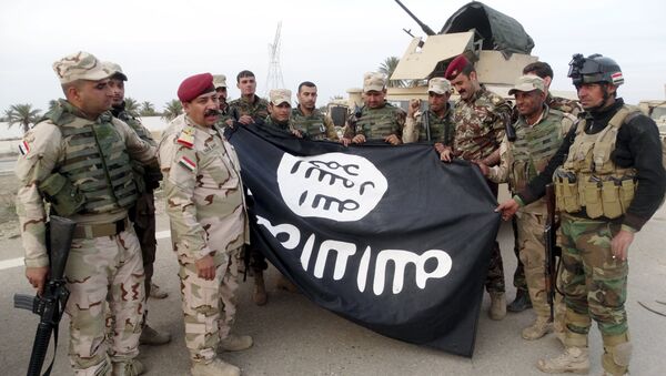 Irak askerleri, IŞİD’den geri aldıkları Ramadi’de bir binadan indirdikleri örgüt bayrağı ile poz verdi - Sputnik Türkiye