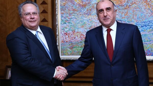 Azerbaycan Dışişleri Bakanı Elmar Memmedyarov (sağda),resmi temaslarda bulunmak üzere Azerbaycan'a gelen Yunanistan Dışişleri Bakanı Nikos Kotzias (solda) ile görüştü. - Sputnik Türkiye