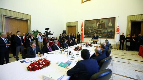 Anayasa Mutabakat Komisyonu, ilk toplantısını yapmak üzere TBMM Başkanı İsmail Kahraman Başkanlığında toplandı. - Sputnik Türkiye