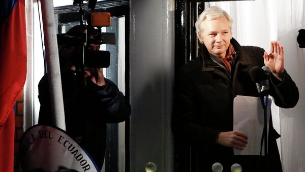 WikiLeaks founder Julian Assange gestures from the balcony of Ecuador's Embassy as he makes a speech in central London, in this file photograph dated December 20, 2012 - Sputnik Türkiye