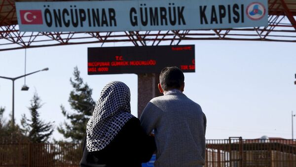 Öncüpınar Sınır Kapısı'nda yakınlarını bekleyen Suriyeliler - Sputnik Türkiye