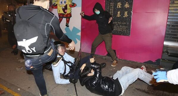 Hong Kong'ta işportacılar polisleri dövdü - Sputnik Türkiye