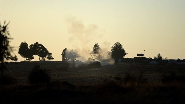 Türk Silahlı Kuvvetleri’nin (TSK) Kilis sınır hattında konuşlu birliklerinden Fırtına obüsleriyle, Halep'e bağlı Azez ilçesindeki PYD hedeflerine gerçekleştirilen top atışları devam ediyor. - Sputnik Türkiye