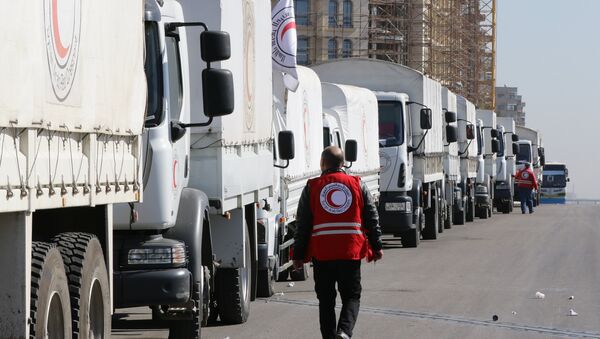 Şam'ı terk etmeye hazırlanan bir yardım konvoyu. - Sputnik Türkiye