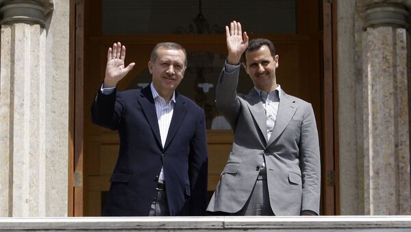 Suriye Devlet Başkanı Beşar Esad ve dönemin Başbakanı Recep Tayyip Erdoğan, İstanbul’da bir toplantı sonrası kameralara poz verirken. (9 Mayıs 2010) - Sputnik Türkiye