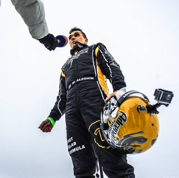 Rus araba yarışçısı buz üstünde dünya rekoru kırdı - Sputnik Türkiye