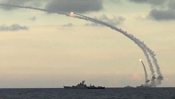 Rusya'nın Hazar Filosu Suriye'de IŞİD mevziilerine Kalibr-NK kruz füzeleri fırlatıyor - Sputnik Türkiye