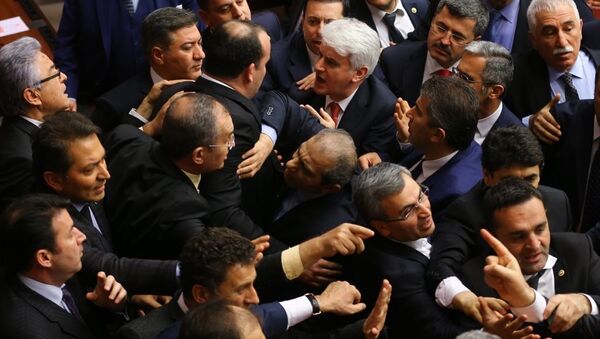 Genel Kurul'da CHP Gaziantep Milletvekili Akif Ekici'nin konuşması sonrası CHP ile AK Parti milletvekilleri arasında tartışma çıktı. - Sputnik Türkiye