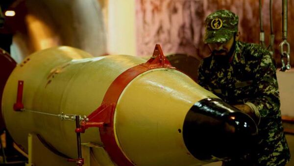 İran Devrim Muhafız Kuvvetleri’ne mensup olan asker balistik füze denemesi hazırlıklarına katılıyor. - Sputnik Türkiye