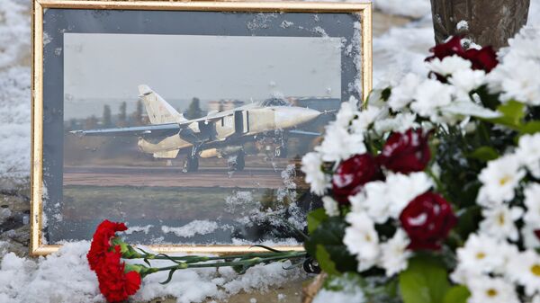 Rus pilot Oleg Peşkov'un anısına  Lipetsk'teki Hava Şehitleri Anıtı'nın önüne bırakılan çiçekler - Sputnik Türkiye