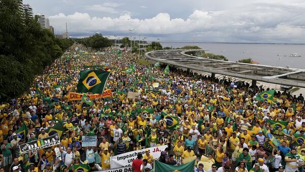 Brezilya’nın 150 bölgesinde 3 milyona yakın gösterici, Devlet Başkanı Dilma Rousseff’in istifasını istedi. - Sputnik Türkiye