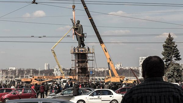 Ukrayna’nın güneyindeki Zaporijya kentindeki Lenin heykeli kaldırıldı. - Sputnik Türkiye