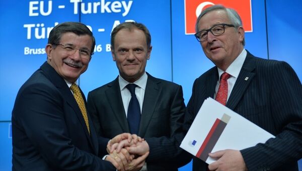 Brüksel’deki Türkiye-AB Zirvesi'nin ardından Başbakan Ahmet Davutoğlu (solda), AB Konseyi Başkanı Donald Tusk (ortada) ve AB Komisyonu Başkanı Jean-Cloude Juncker (sağda), ortak basın toplantısı düzenledi. - Sputnik Türkiye