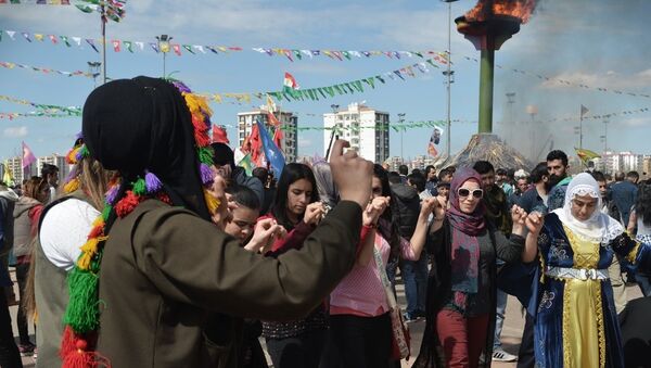 Diyarbakır Büyükşehir Belediyesi Eş Başkanı Gültan Kışanak da sözlerine, Selam olsun; üç kibrit çöpüyle zulme karşı direnişe duran Mazlum Doğan diyerek başladı. Kışanak sözlerine şöyle devam etti: Nevruz, zulüm ve karanlığın en katı olduğu dönemlerde zulme karşı yakılmış ateştir. Arkanızda bıraktığınız onlarca canınız var, yitirdikleriniz var. Onların her birini saygıyla selamlıyorum. - Sputnik Türkiye