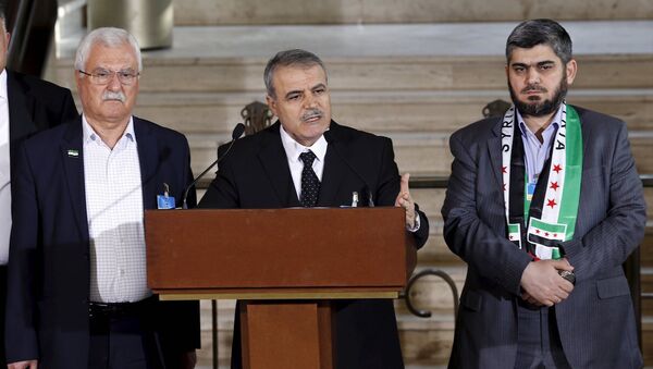 Yüksek Müzakere Komitesi sözcüleri Esad el Zubi, Muhammed Alluş ve George Sabra - Sputnik Türkiye