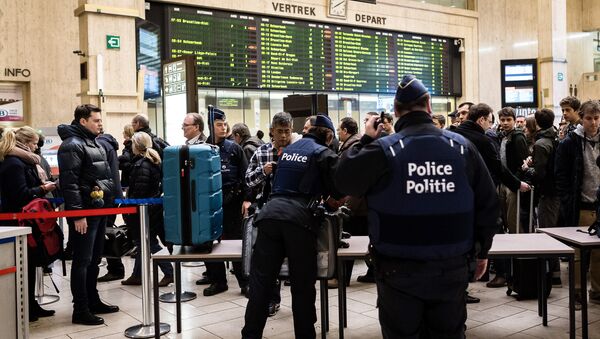 Police search passenger bags at the Central Station in Brussels on Wednesday, March 23, 2016 - Sputnik Türkiye