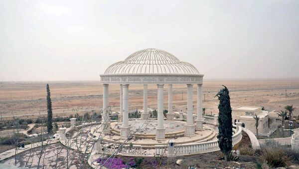 Palmira’nın batısında Suriye ordusu tarafından geri alınan bir sarayın bahçesi. - Sputnik Türkiye