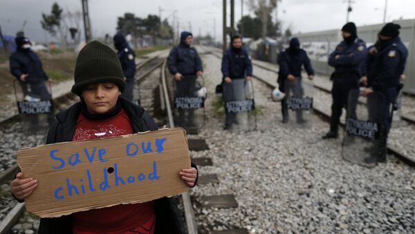 Yunanistan'ın Makedonya sınırındaki İdomeni kasabasından bir çocuk sığınmacı: Çocukluğumuzu kurtarın - Sputnik Türkiye