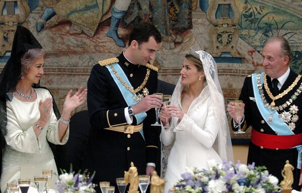 Spanish Crown Prince Felipe of Bourbon and his wife Princess of Asturias Letizia Ortiz toast next to Juan Carlos of Spain and Queen Sofia during the reception at the Royal Palace in Madrid 22 May 2004. - Sputnik Türkiye