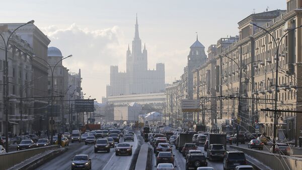 Cars drive along the Garden Ring road, with a residential building at Kudrinskaya Square seen on the background, in Moscow, Russia - Sputnik Türkiye