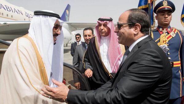 Suudi Arabistan Kralı Selman bin Abdülaziz el Suud ve Mısır Cumhurbaşkanı Abdulfettah el Sisi - Sputnik Türkiye