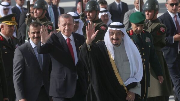 Cumhurbaşkanı Recep Tayyip Erdoğan, Türkiye'nin ev sahipliğinde gerçekleştirilen İslam İşbirliği Teşkilatı (İİT) Zirvesi öncesinde Ankara'ya resmi ziyarette bulunan Suudi Arabistan Kralı Selman bin Abdülaziz'i Esenboğa Havaalanı'nda resmi törenle karşıladı. - Sputnik Türkiye