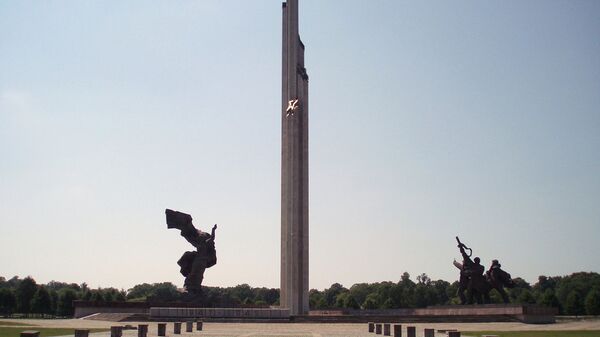 Letonya'nın başkenti Riga'da bulunan Sovyet Zafer Anıtı - Sputnik Türkiye