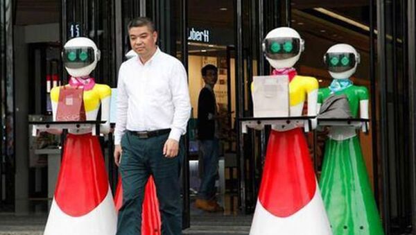 Çin'de 'yeni zengin' bir erkeğin, yanında sekiz 'dişi' robot hizmetkarlarıyla bir alışveriş merkezinden lüks eşyalar alırken görüntülenmesi ülkede tepkiye neden oldu. - Sputnik Türkiye