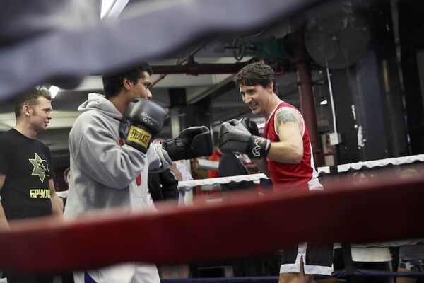 Kanada Başbakanı Justin Trudeau boks ringinde. - Sputnik Türkiye