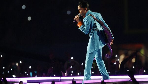 Prince performs during the halftime show at Super Bowl XLI football game at Dolphin Stadium in Miami on Sunday, Feb. 4, 2007. - Sputnik Türkiye