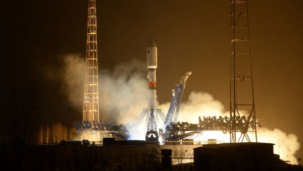 Yeni inşa edilen Vostoçnıy uzay üssünden gönderilecek ilk roket fırlatma rampasına yerleştirildi. - Sputnik Türkiye