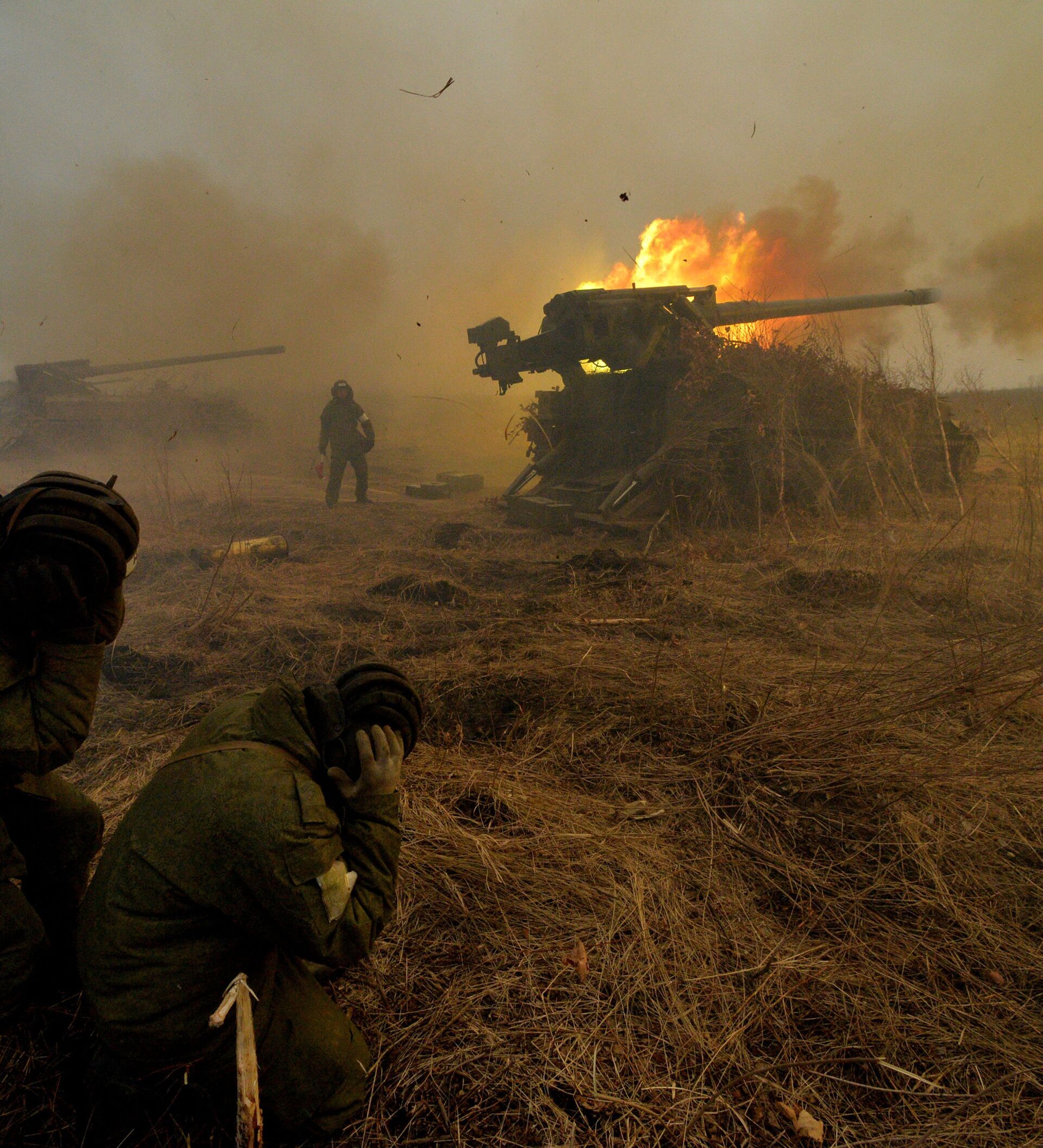 Военное наступление. Огневой вал артиллерии. Современный общевойсковой бой. Артиллеристы на поле боя. Боевые действия артиллерия.