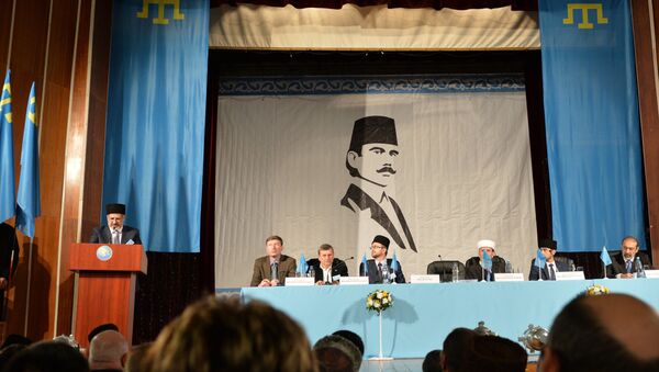Head of Mejlis of Crimean Tatar people Refat Chubarov, left, at the rostrum, speaks at an extraordinary session of the Kurultay (meeting) of the Crimean Tatar People in Bakhchysarai - Sputnik Türkiye