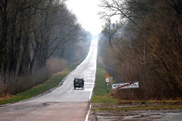 Çernobil girişinde trafik işareti. - Sputnik Türkiye