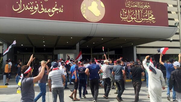 Irak’ta Sadr hareketi lideri Mukteda el Sadr yanlısı protestocular, milletvekillerinin hükümette reform için toplanamamasının ardından yürüyüşe geçti ve hükümet binalarının bulunduğu Yeşil Bölge’ye girdi. Protestoculardan bazılarının parlamento binasına girdiği de gelen bilgiler arasında. - Sputnik Türkiye