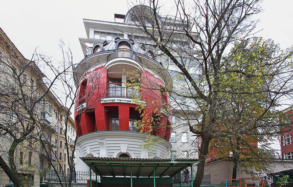 Moskova’daki 342 metrekare büyüklüğündeki 4 katlı Feberge yumurtasını andıran ev, kentin en sıradışı evi. Gövdesi kırmızı, alt tarafı beyaz olan ve yumurtaya benzeyen evin inşaatı 2002 yılında tamamlandı. Moskova şehri planlamasında da yer alan mimar Sergey Tkaçenko tarafından tasarlanan evin kubbeli çatısını çevreleyen pencereler de mücevherlere benziyor. - Sputnik Türkiye
