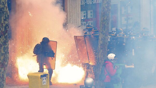 Fransız polisi, çalışma yasasının meclisten geçirilmesini protesto edenlere müdahalede bulundu. - Sputnik Türkiye