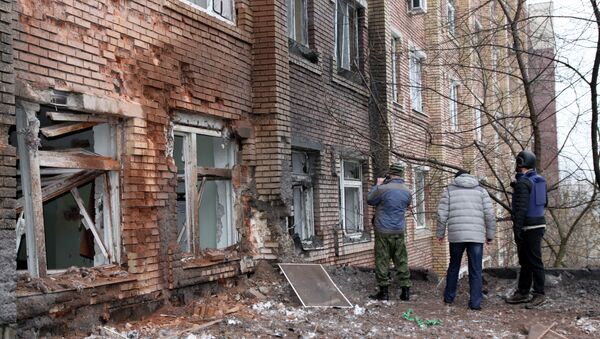 Journalists stand in front of a hospital destroyed after shelling between Ukrainian forces and pro-Russian separatists in the eastern Ukrainian city of Donetsk - Sputnik Türkiye