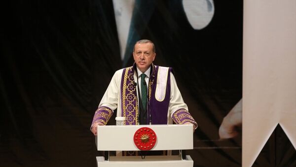 Cumhurbaşkanı Recep Tayyip Erdoğan, Kocaeli Üniversitesinde toplu açılış ve fahri doktora tevcih törenine katıldı. - Sputnik Türkiye