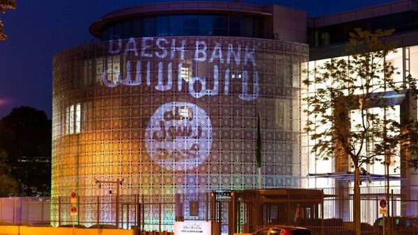 Almanya’da bir grup sanatçı, Berlin’deki Suudi Arabistan Büyükelçiliği’nin duvarlarına IŞİD bayrağı ve ‘IŞİD Bankası’ yazısı yansıttı. - Sputnik Türkiye