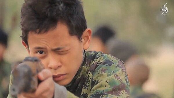 IŞİD şimdi de Asyalı çocuk askerlere ‘eğitim’ veriyor - Sputnik Türkiye