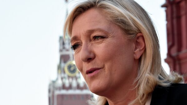 France's far-right Front National (FN) party president Marine Le Pen visits Moscow's Red Square before a meeting with Russia's State Duma speaker Sergei Naryshkin on May 26, 2015 - Sputnik Türkiye