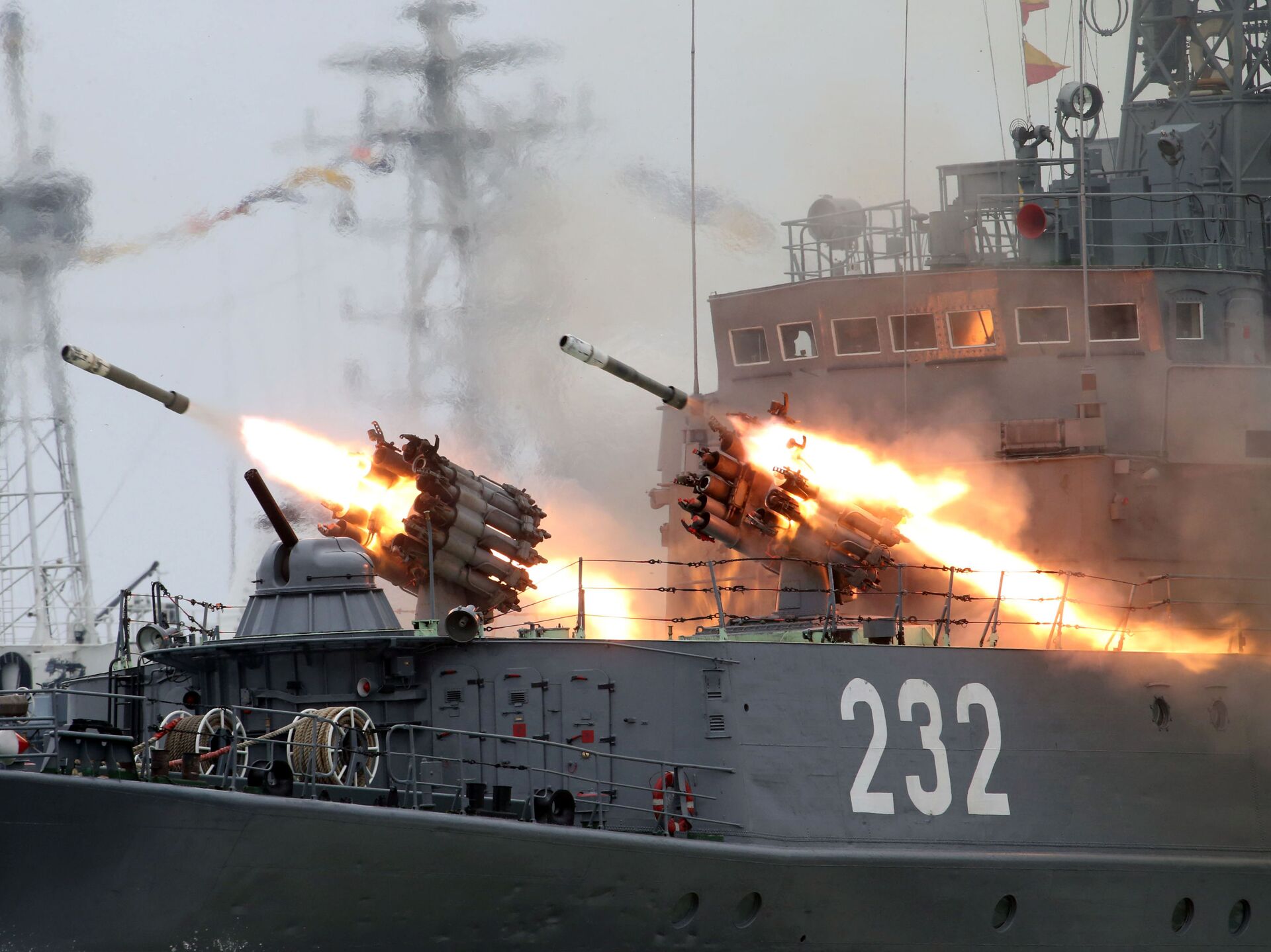 Какой корабль атаковали. РБУ 6000 стрельба. Учения ВМФ. Учения ВМФ России.