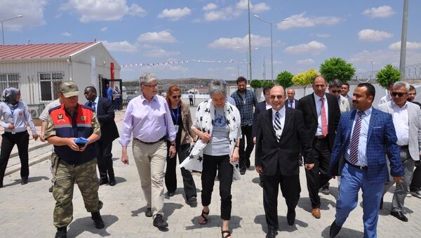 Birleşmiş Milletler Genel Kurulu Başkanı Mogens Lykketoft ve beraberindeki heyet, Gaziantep'in Nizip ilçesinde Suriyeli sığınmacıların barındığı konteyner kenti ziyaret etti. - Sputnik Türkiye